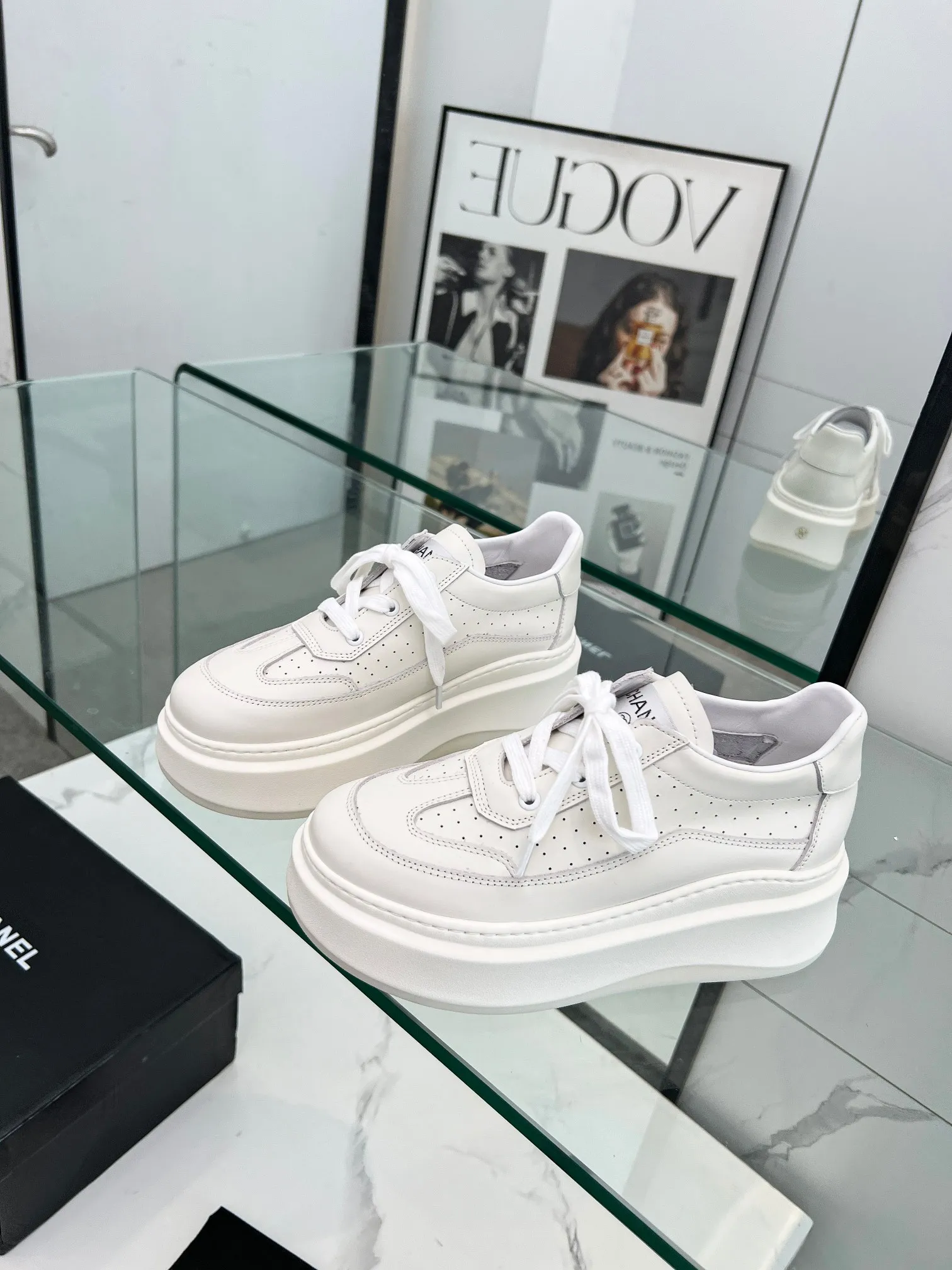 👟👟Ex-factory price 540👟👟 Super popular Chanel Chanel 2024 new casual sports shoes and sneakers. Hard to find at the counter. Super beautiful color. Very versatile. Super comfortable. Full of small fragrance. Classic, durable and versatile. The upper is made of spliced materials, real cowhide, sheepskin lining, original pU+Tpa sole, good resilience. Wear light, white, white and black, white and yellow code number: 35-40